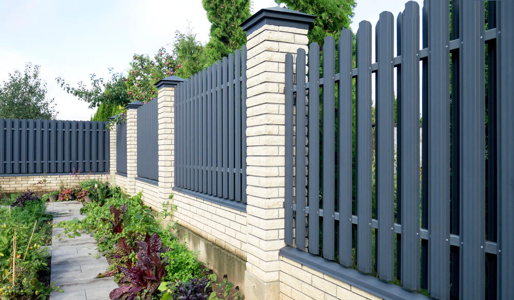 Installez une clôture moderne pour délimiter votre jardin